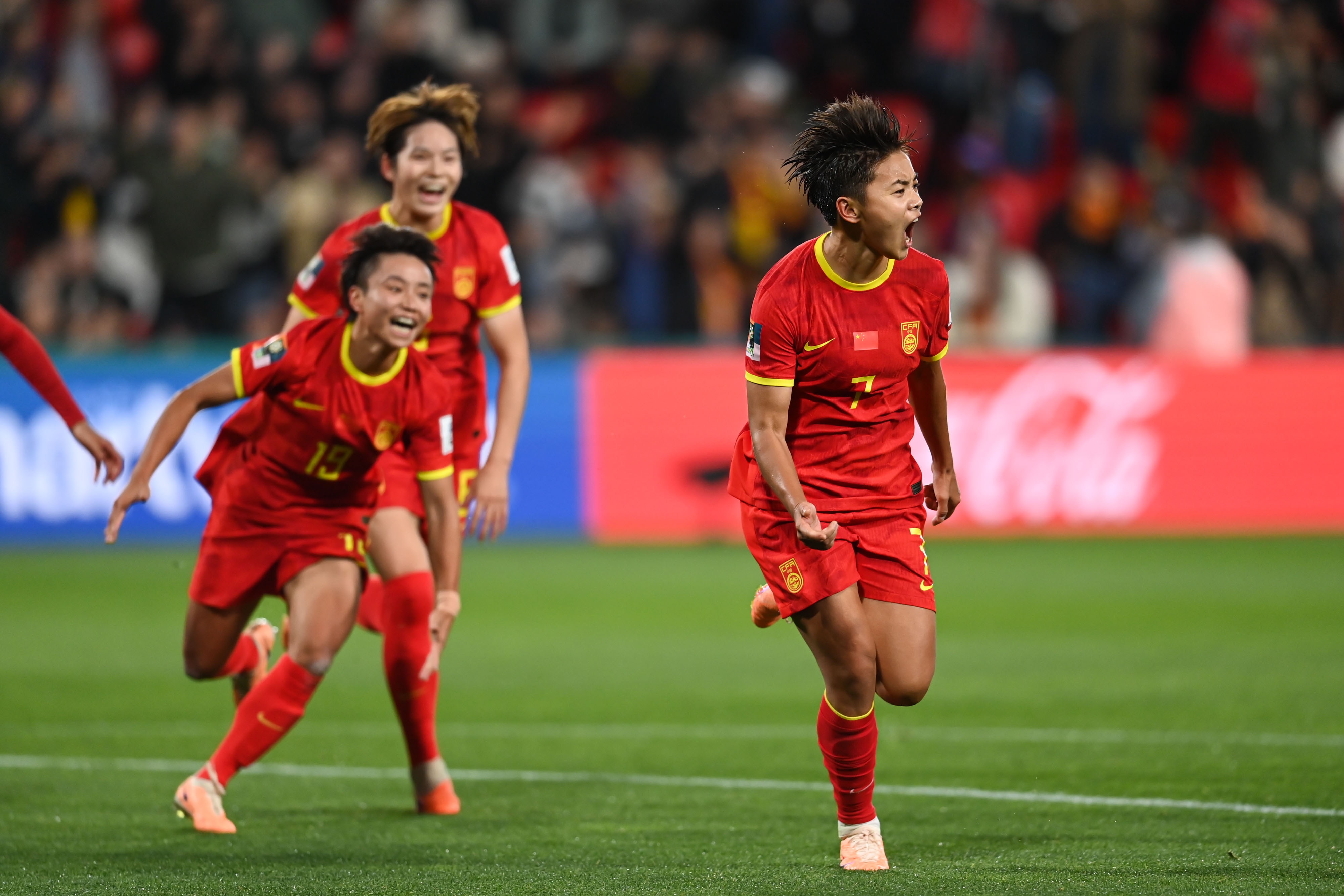 中国女足球员在国际比赛中取得辉煌胜利